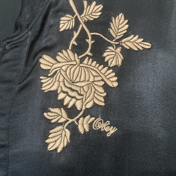 Beautiful embroidery on navy button up top size S - Picture 4 of 8